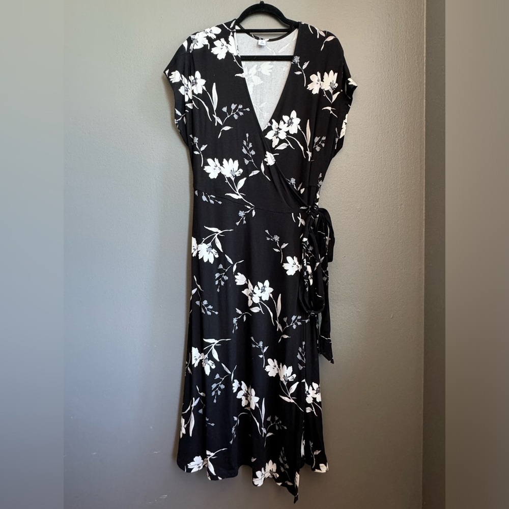 Old Navy Black and White Wrap Floral Midi Dress, XL